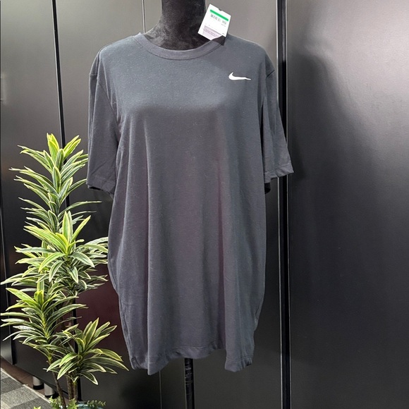 The Nike Tee DriFit, Crewneck, short sleeve Tee Shirt, Swoosh Logo chest - Picture 1 of 10